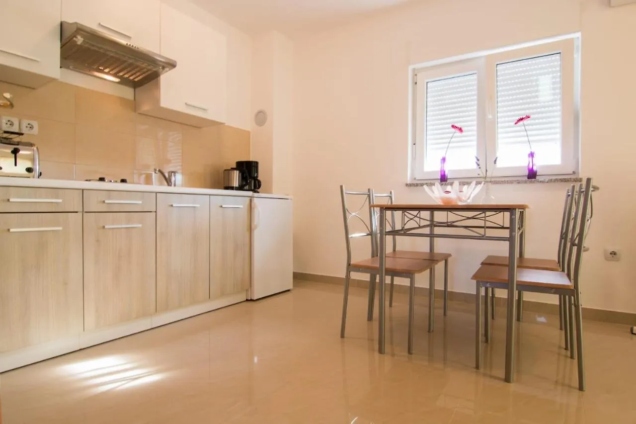 Apartments Jela 2124 Fazana Croatia