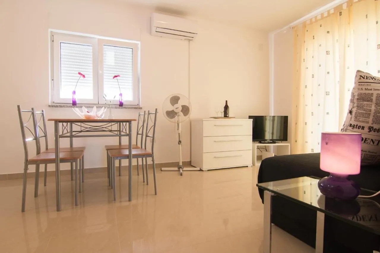 Apartments Jela 2124 Fazana Croatia