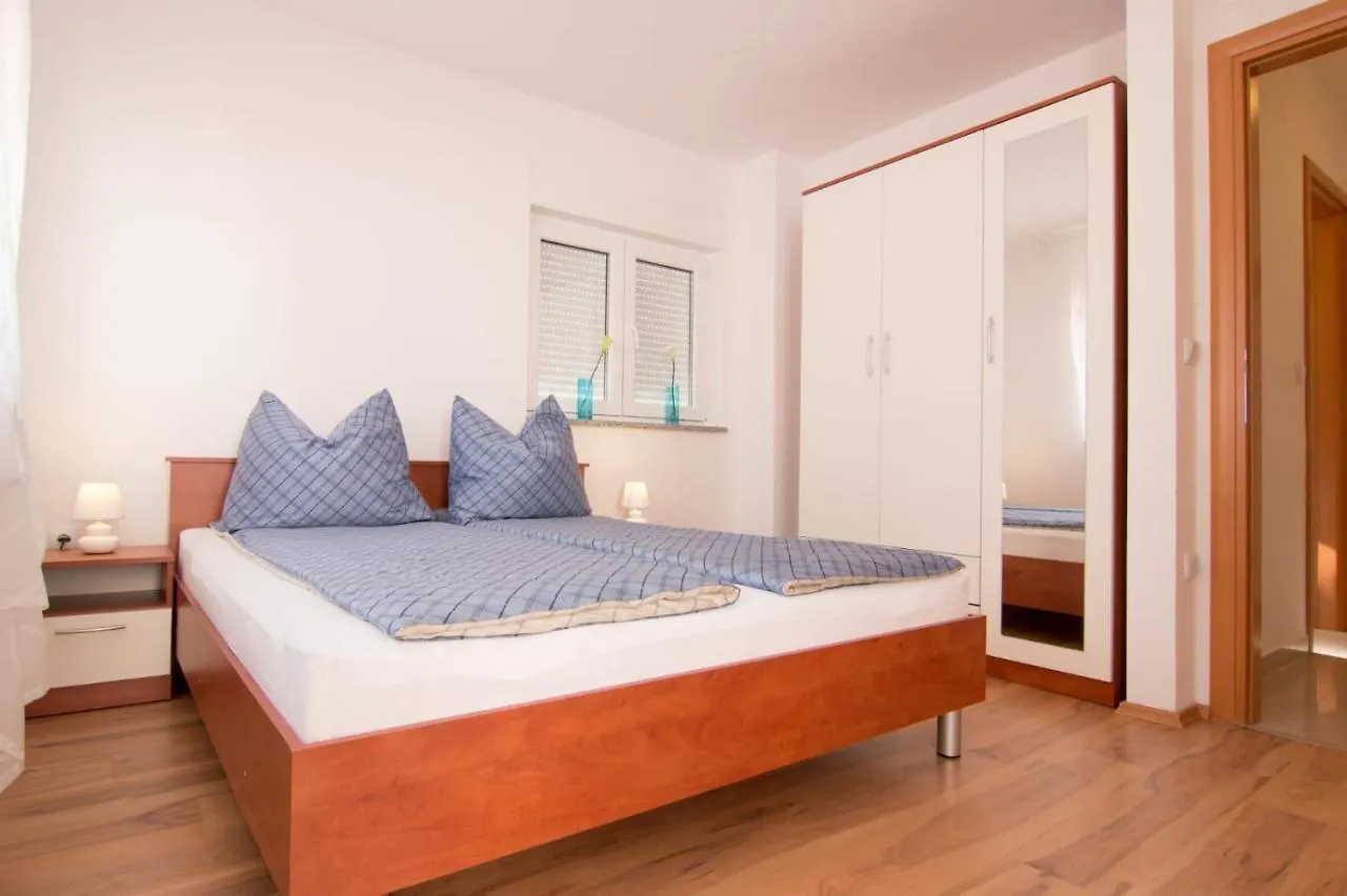 Apartments Jela 2124 Fažana
